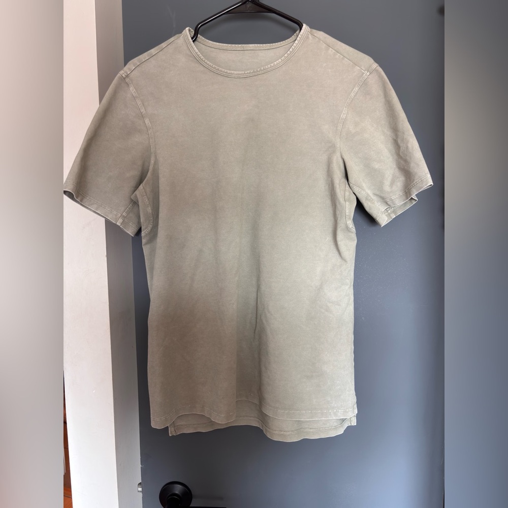 Men’s Lululemon tee